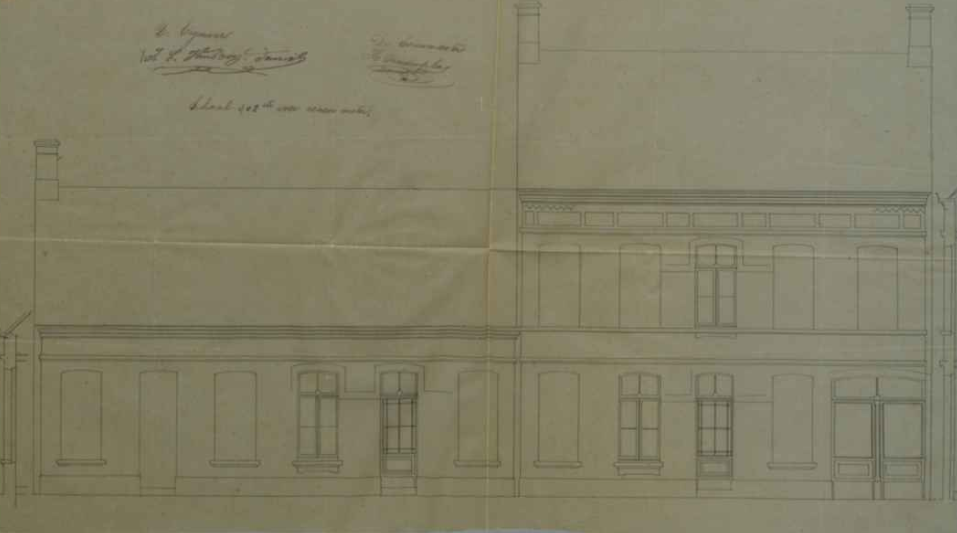 Schets van een twee verdiepingen tellend gebouw met verschillende ramen en deuren, met handgeschreven notities bovenaan.