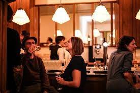 Gezellig café of bar met mensen die drinken en praten.