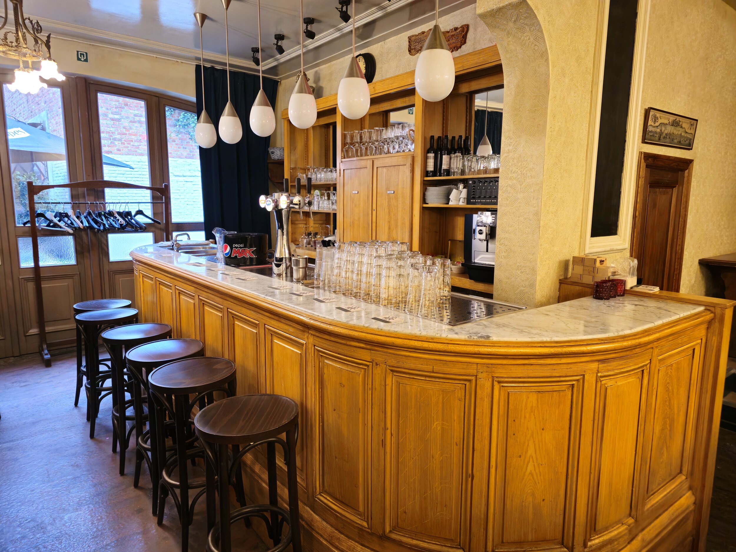 Historische bar van Café Chaos in Turnhout