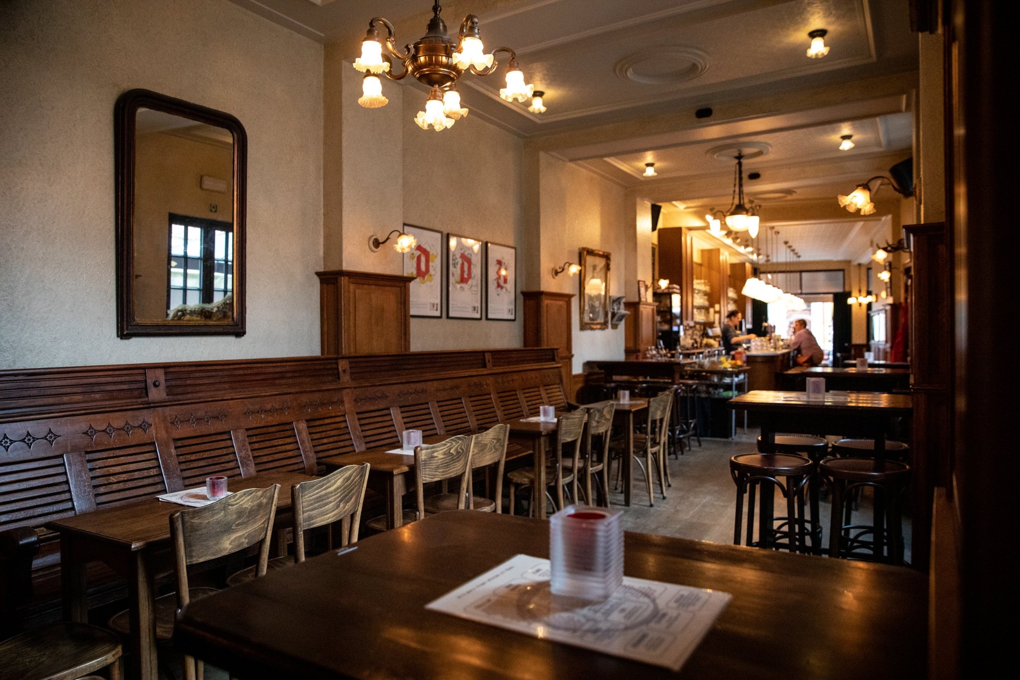 Authentiek interieur van Café Chaos met zicht op de bar in Turnhout