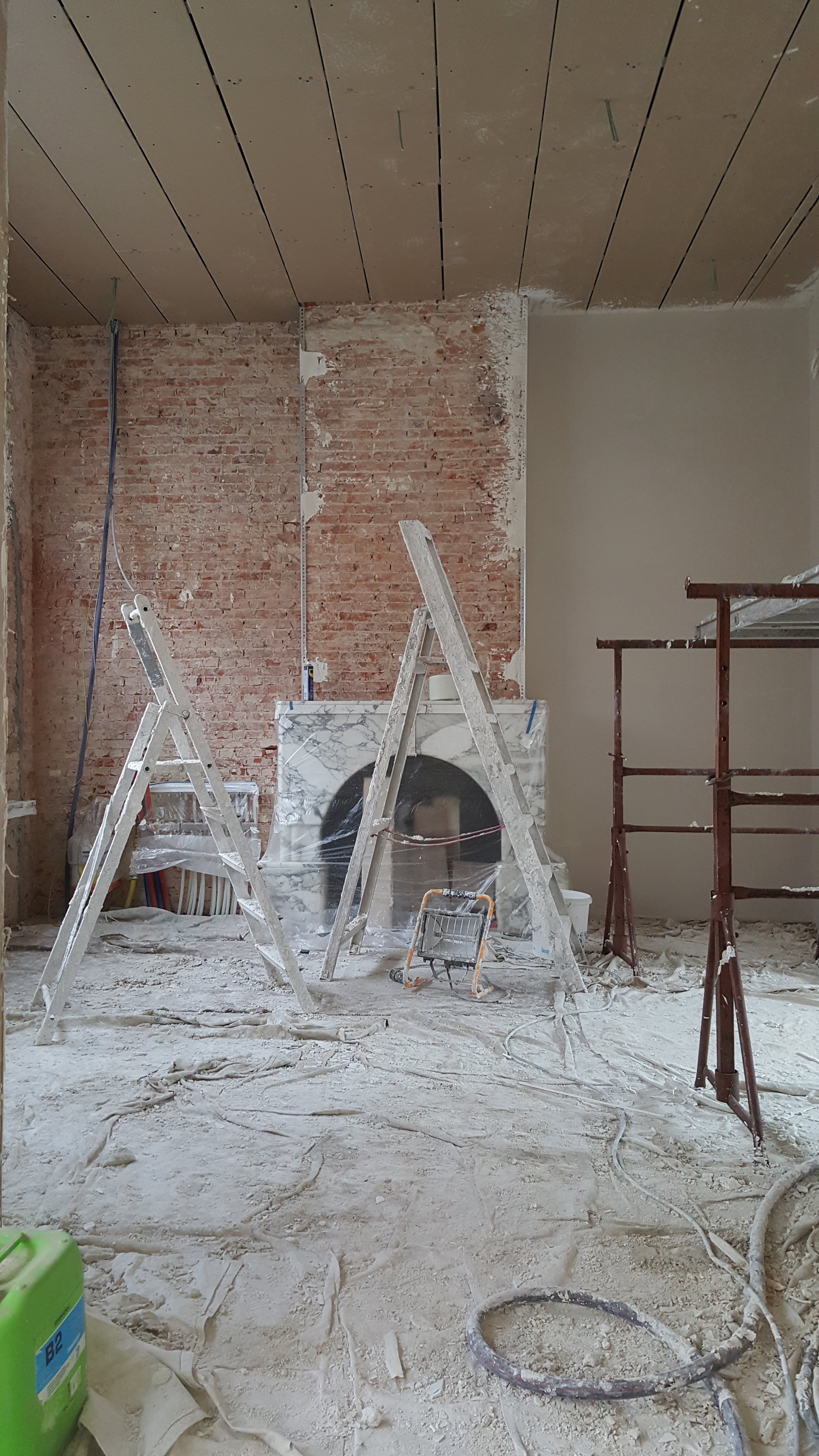 Renovatiewerken in Café Chaos rond de historische schouw