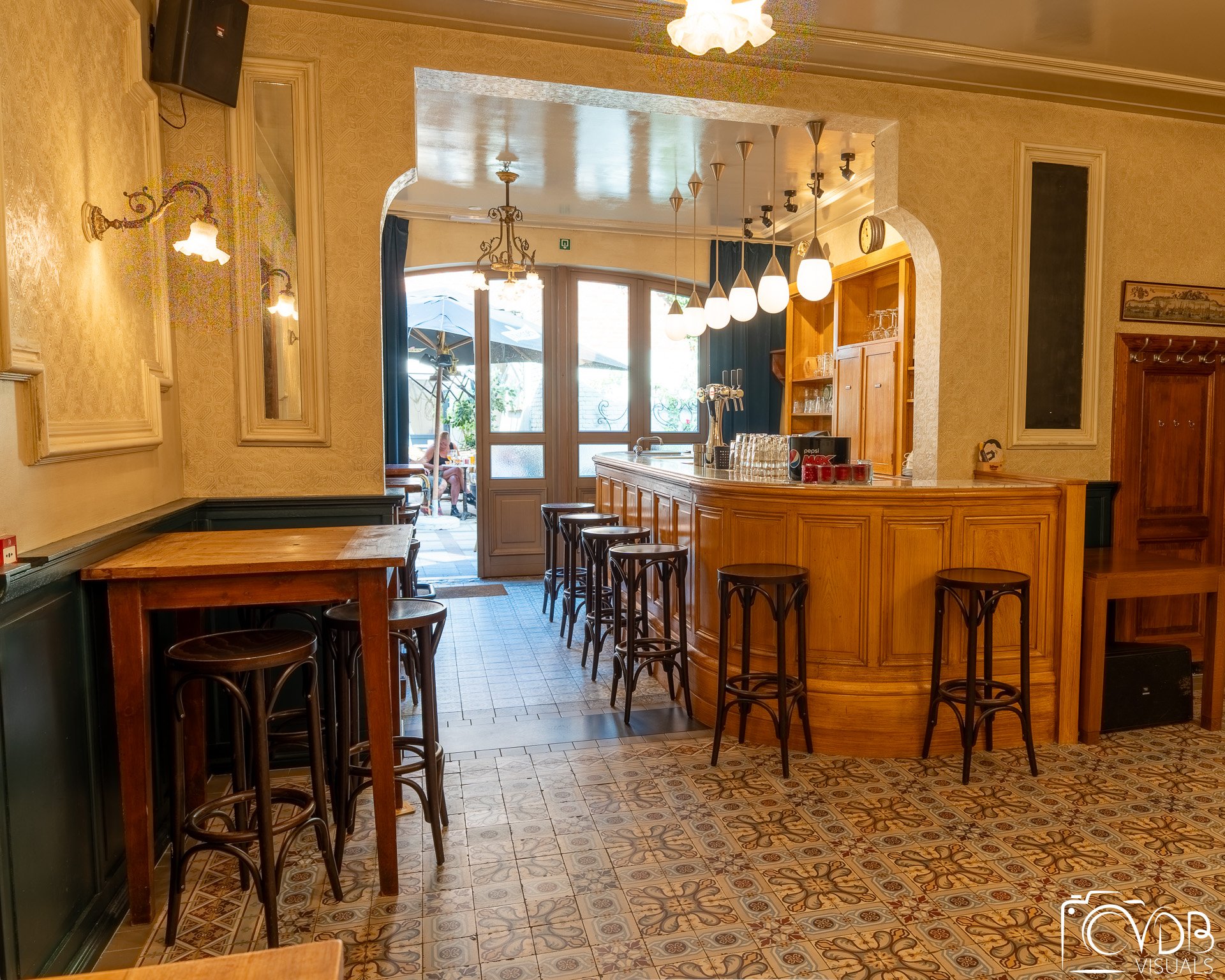 Historisch interieur en toog bij Café Chaos in Turnhout